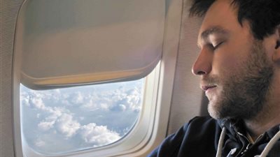 ما لا تعرفه عن مخاطر النوم أثناء إقلاع الطائرة