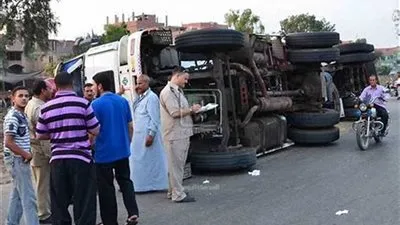 إصابة شخصين في انقلاب سيارة نقل محملة بالخضروات بمدخل النهضة