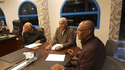 فرج عامر يعقد جلسة مع فريق سموحة  