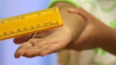 نشطاء يتداولون فيديو لمعلمة تتعامل بأسلوب غير لائق مع الطلاب