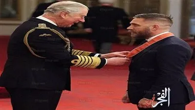 الأمير تشارلز يكرم النجم توم هاردي على مجمل أعماله بقصر باكنجهام (صور)