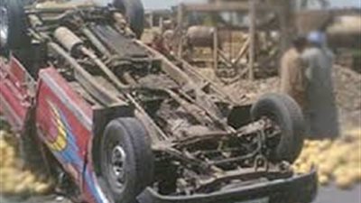 وفاة شخص وإصابة 2 آخرين في انقلاب سيارة نقل بطريق السويس-القاهرة