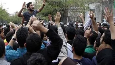 متظاهرون يحتجون في لندن على تعاطي حكومتهم مع التغير المناخي