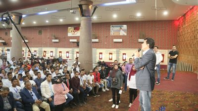 وزير الرياضة يختتم زيارته لمحافظة قنا ويعقد لقاء مع الشباب