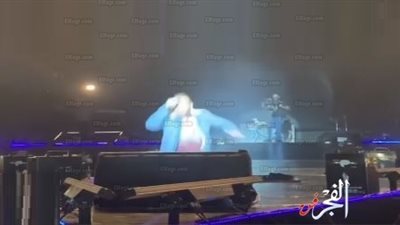 نوعية الإصابة التي تعرض لها أحمد زاهر إثر سقوطه على المسرح في حفل تامر حسني (صورة)