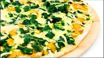 طريقة تحضير بيتزا بالسبانخ والجبن