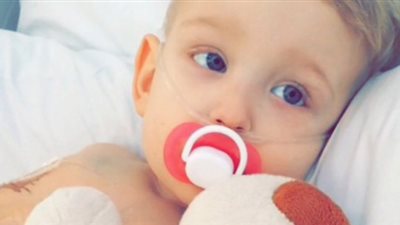 كلمات مؤثرة قالها طفل لأمه قبل وفاته بمرض السرطان