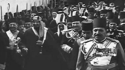 فيديو نادر يوثق لحظة استقبال المصريين للملك عبدالعزيز بحفاوة شديدة