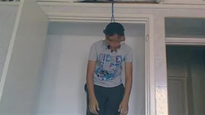 التحقيق في انتحار نجار مسلح 