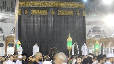 أمطار غزيرة تهطل على الحرم المكي أثناء صلاة الفجر (فيديو)