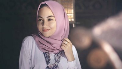 للحصول على لإطلالة أنيقة وجذابة.. إليك طرق تنسيق خامة الحجاب مع ملابسك (صور)