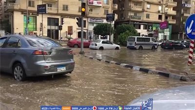 برك مياه في شارع النصر بالمعادي بعد سقوط الأمطار (فيديو)