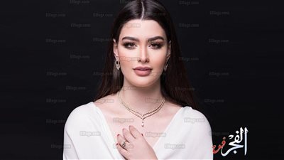 على طريقة ليدي جاجا.. روان حسين ترتدي فستانا يكشف جسمها (صورة)