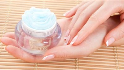 اصنعي مرطب لليدين في منزلك بمكونات بسيطة (فيديو)