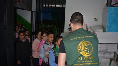 مركز الملك سلمان يقدم خدماته الإغاثية للطلاب السوريين والمتعطلين اليمنيين