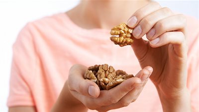 دراسة توضح علاقة الجوز بسرطان الأمعاء