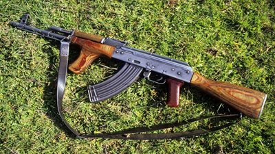 كارثة.. حكم يثير الجدل باستخدام بندقية قنص بدلًا من الصافرة! (فيديو)