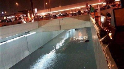 تواصل- السعودية| السيول تُغرق السيارات داخل نفق الملك فهد بالدمام.. وأمانة الشرقية تتدخل (فيديو)