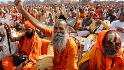 الهند.. تفريق 200 ألف متظاهر هندوسى أمام موقع دينى متنازع عليه 