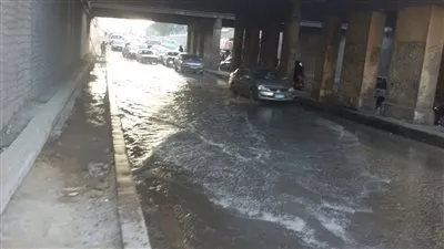 كثافات مرورية بمحور صلاح سالم بسبب كسر ماسورة مياه خلف 