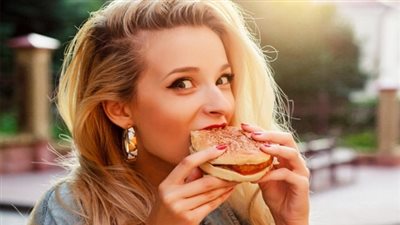 تعرفي على أهم الأطعمة التي تسبب ارتفاع الكوليسترول