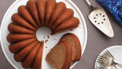 بالفيديو.. طريقة تحضير الكيكة بمكونات بسيطة في المنزل 