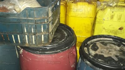 داخل مصنع غير مرخص.. ضبط 4 أطنان زيوت طعام وطحينة فاسدة بالعمرانية (صور)