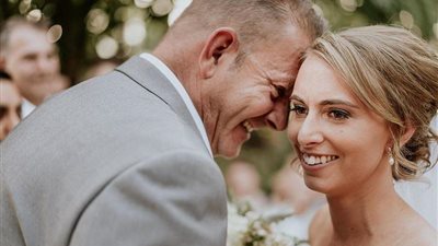 بطريقة مؤثرة.. عروس تشارك لحظات زفافها مع الضيوف!