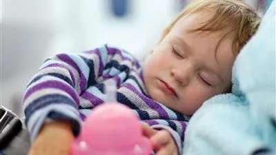 ارتباط مقلق بين قلة نوم الأطفال والتغذية