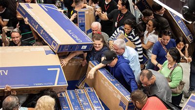 مشاجرات وفوضي على عروض الجمعة السوداء بأشهر متاجر العالم