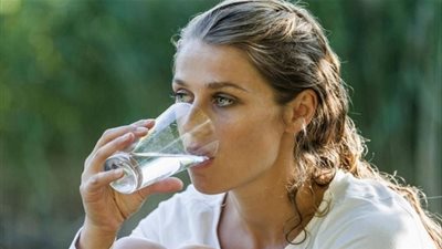 خبيرة تغذية: 8 أكوب من المياه غير كافية في اليوم (فيديو)