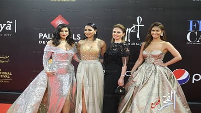 الأخوات ميس ودانا حمدان ومي سليم يصلن لحفل ختام مهرجان 