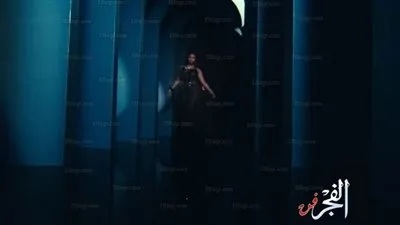 مغنية شهيرة تقبل زميلها في كواليس تصوير كليبها الجديد (صورة)