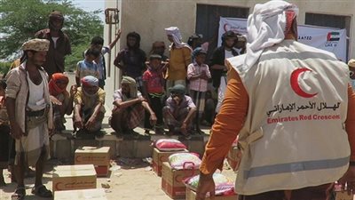 الهلال الأحمر الإماراتي يوزع مساعدات غذائية في محافظة أبين