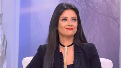 رجل يُبكي رضوى الشربيني على الهواء (فيديو)