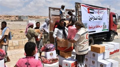 اليمن.. الإمارات تقدم مساعدات غذائية لأهالي وادي عرف في الشحر