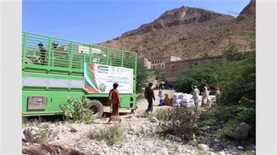 الهلال الأحمر الإماراتي يوزع مساعدات غذائية في أبين اليمنية