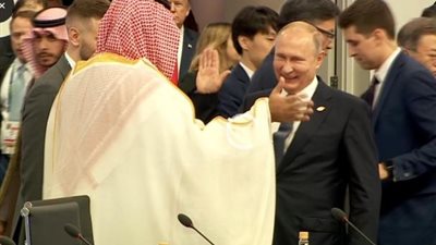 شاهد.. تفاعل كبير على مصافحة بوتين ومحمد بن سلمان 