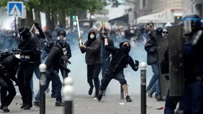  إصابة مراسل قناة RT برصاصة مطاطية أثناء تغطيته الاحتجاجات بباريس (صورة)