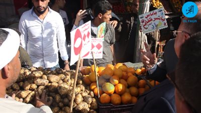 محافظ القاهرة يتفقد منفذ بيع خضار وفاكهة بالمطرية (فيديو) 