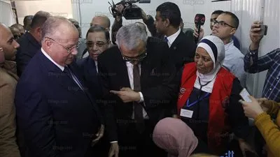 محافظ القاهرة يصل المركز الطبي بسراي القبة لمتابعة مبادرة 100 صحة (صور)