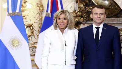 بينما تشتعل المظاهرات.. بريجيت ماكرون تجدد قصر الإليزيه