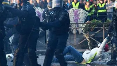 الشرطة الفرنسية: إصابة 65 شخصا خلال المواجهات مع المتظاهرين