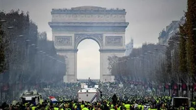 أحمد موسى: الشرطة الفرنسية عاجزة عن السيطرة على الاحتجاجات.. 