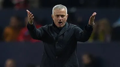 مورينيو: لاعبي مانشستر يونايتد يصرون على تعقيد كرة القدم !