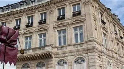 جنود فرنسيون يتبولون عند سياج سفارة قطر بباريس (صورة)