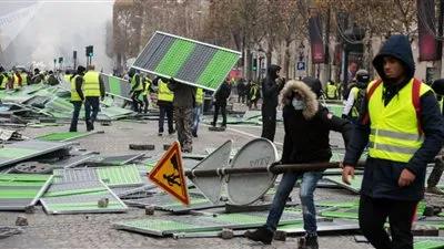 فرنسا: تنظيف شوارع باريس من السيارات المحروقة وآثار الشغب