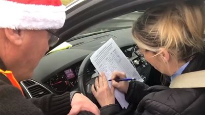 الفرنسيون يوقعون على استمارات تمرد لعزل ماكرون (فيديو) 