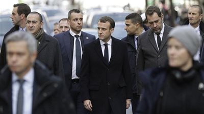 بعد السبت الأسود.. ماكرون يتفقد مواقع العنف والشرطة في باريس (صور)