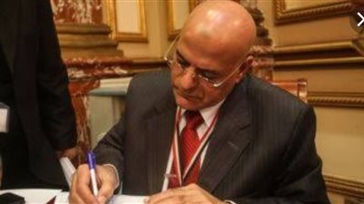 برلماني يطالب بإغلاق القنوات غير المرخصة المروجة للأدوية المضللة